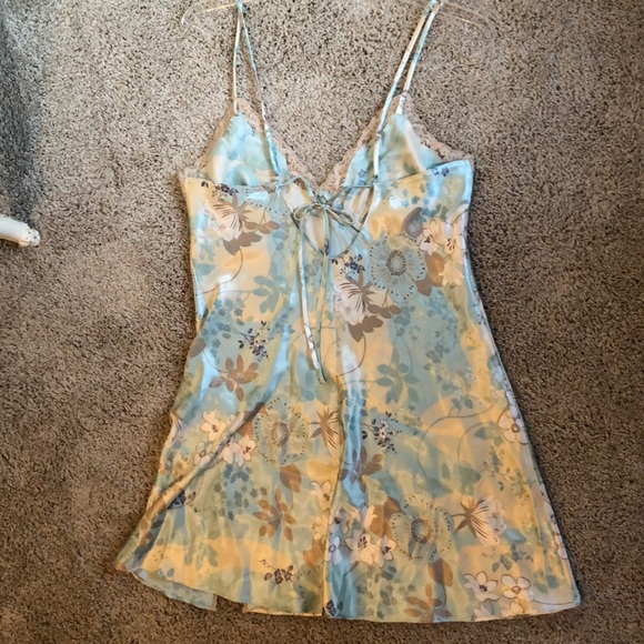 Lingerie Slip - Picture 2 of 5